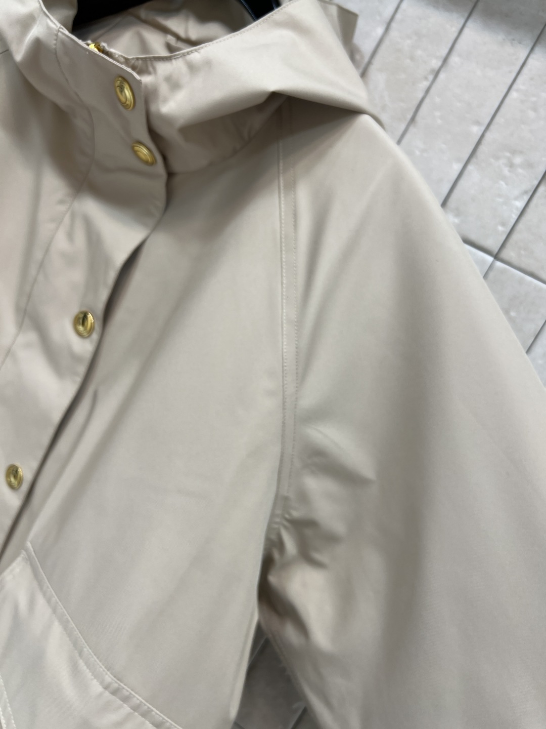 M家 25秋冬新款 浅米色连帽外套 经典品牌图案金色纽扣点缀 低调精致 六颗纽扣+拉链装饰 实用又美观 