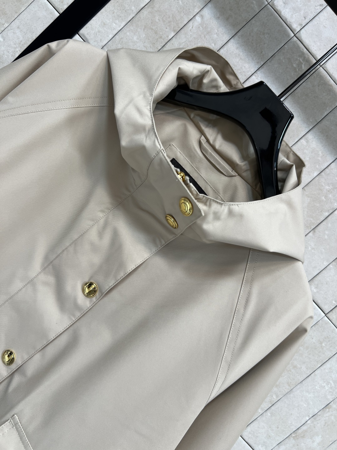 M家 25秋冬新款 浅米色连帽外套 经典品牌图案金色纽扣点缀 低调精致 六颗纽扣+拉链装饰 实用又美观 