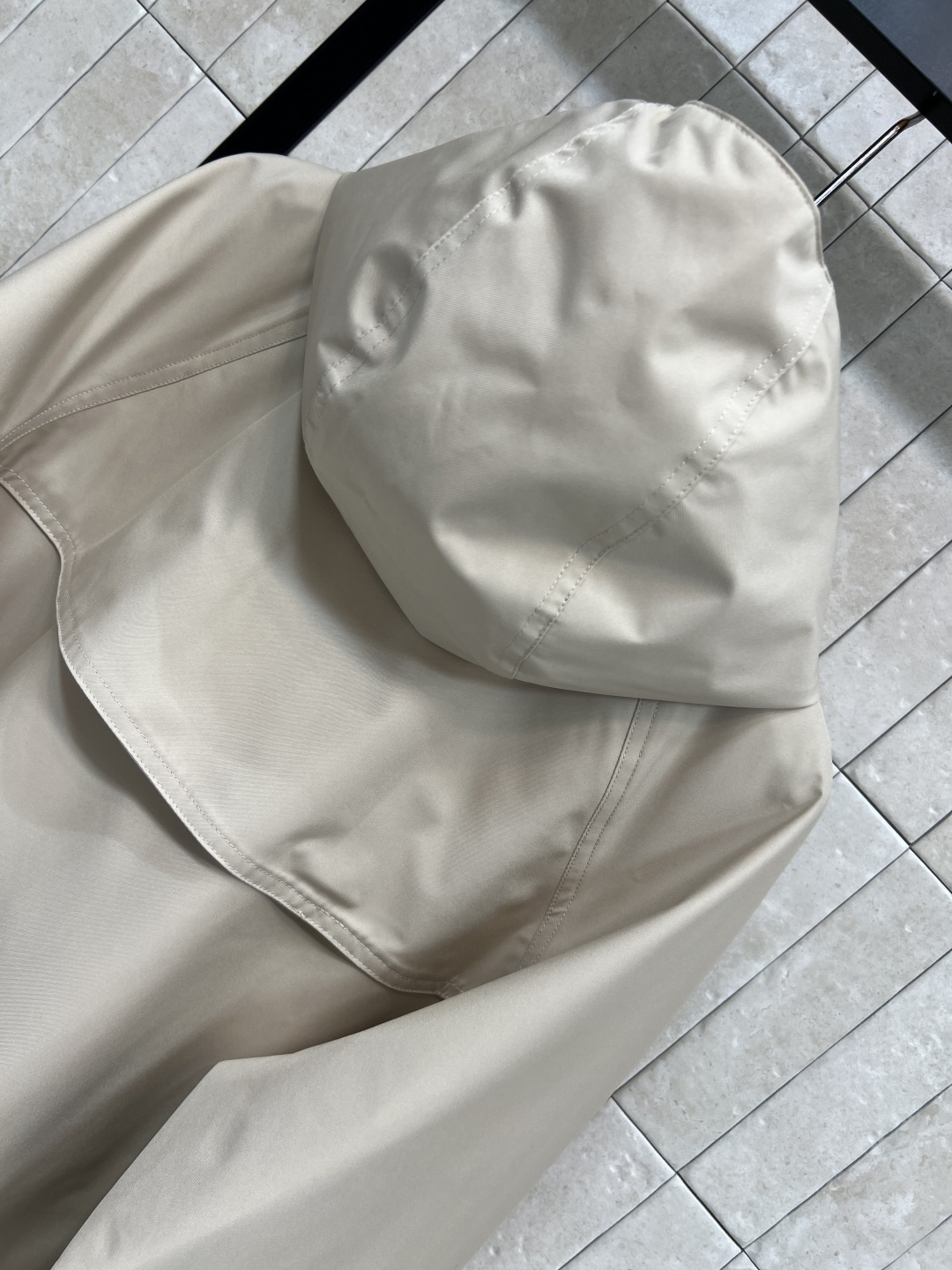 M家 25秋冬新款 浅米色连帽外套 经典品牌图案金色纽扣点缀 低调精致 六颗纽扣+拉链装饰 实用又美观 