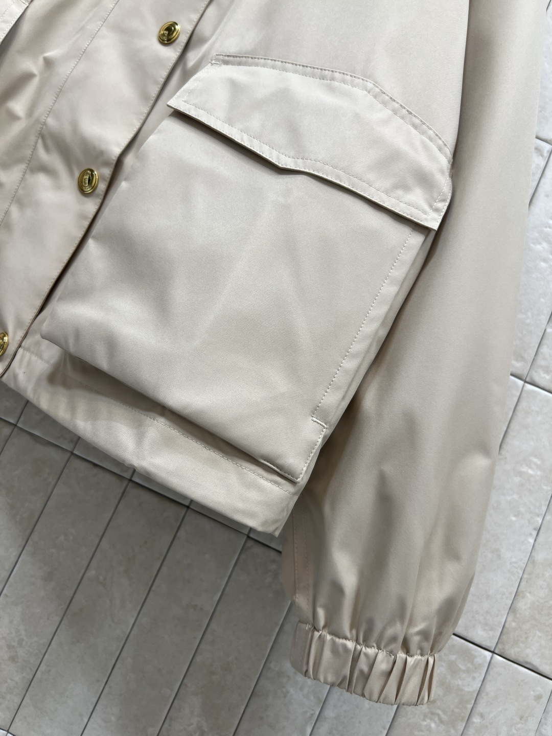 M家 25秋冬新款 浅米色连帽外套 经典品牌图案金色纽扣点缀 低调精致 六颗纽扣+拉链装饰 实用又美观 