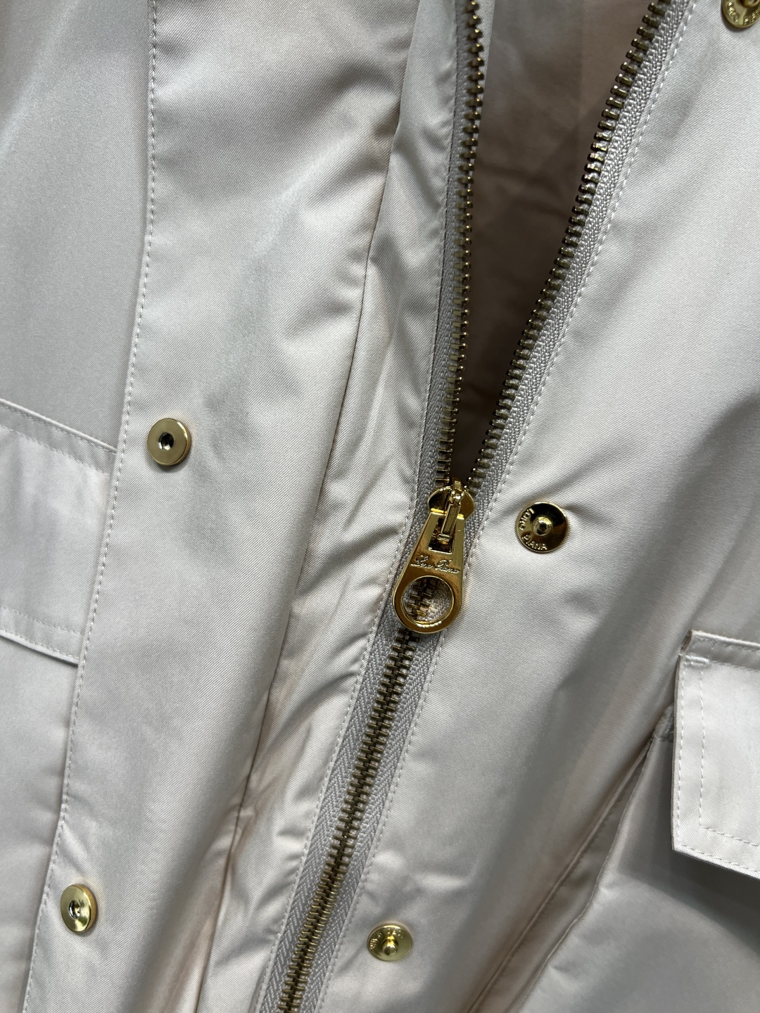 M家 25秋冬新款 浅米色连帽外套 经典品牌图案金色纽扣点缀 低调精致 六颗纽扣+拉链装饰 实用又美观 