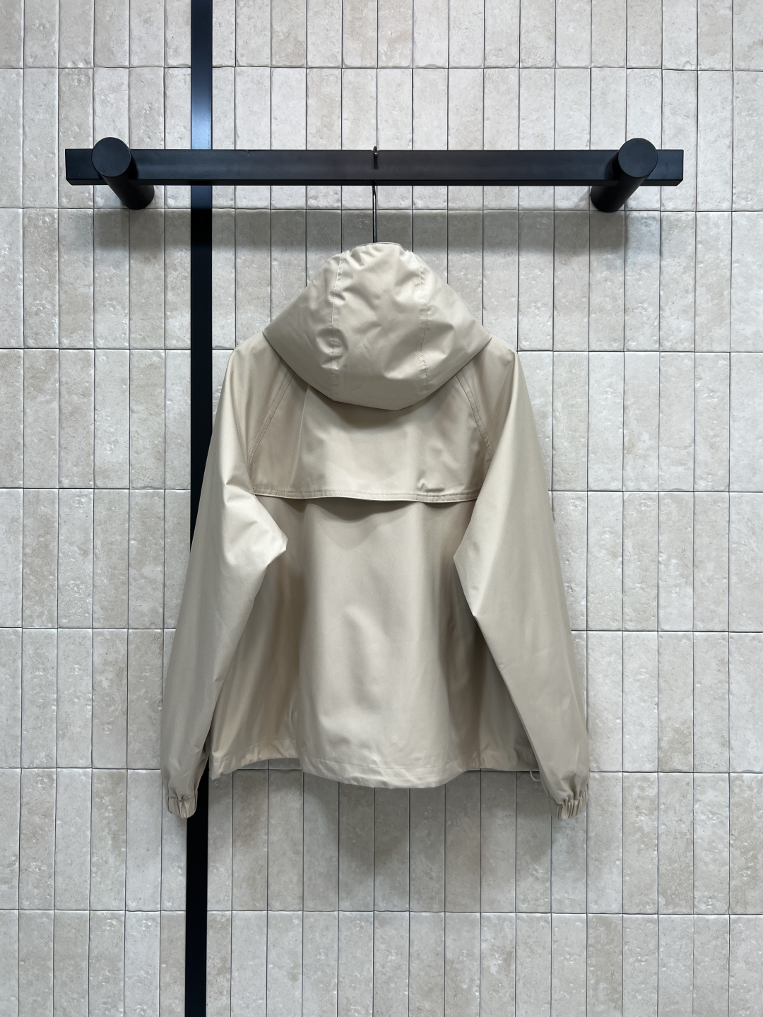 M家 25秋冬新款 浅米色连帽外套 经典品牌图案金色纽扣点缀 低调精致 六颗纽扣+拉链装饰 实用又美观 