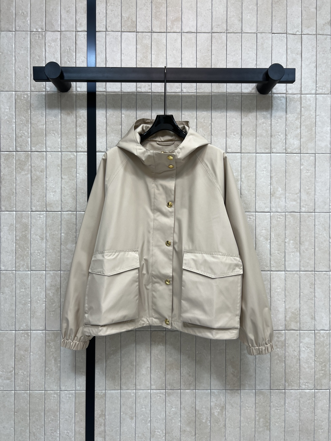 NO:562929,M's 25 new autumn and winter style light beige hooded jacket decorated with classic brand pattern gold buttons, low-key and refined, six buttons + zipper decoration, practical and beautiful, large pockets on both sides + dropped shoulder tailoring, highly tolerant, easy to manage for daily commuting and leisure, paired with wide-leg pants or white T, full score for a lazy and casual atmosphere, three sizes in one color SML,,jackets & coats,hats,alexander wang19860909M家 25秋冬新款 浅米色连帽外套 经典品牌图案金色纽扣点缀 低调精致 六颗纽扣+拉链装饰 实用又美观 两侧大口袋+落肩剪裁 包容性强 日常通勤、休闲都能轻松驾驭 搭配阔腿裤或白T 慵懒随性氛围感满分 一色三码 SML,,jackets & coats,hats,alexander wang,Women's clothing