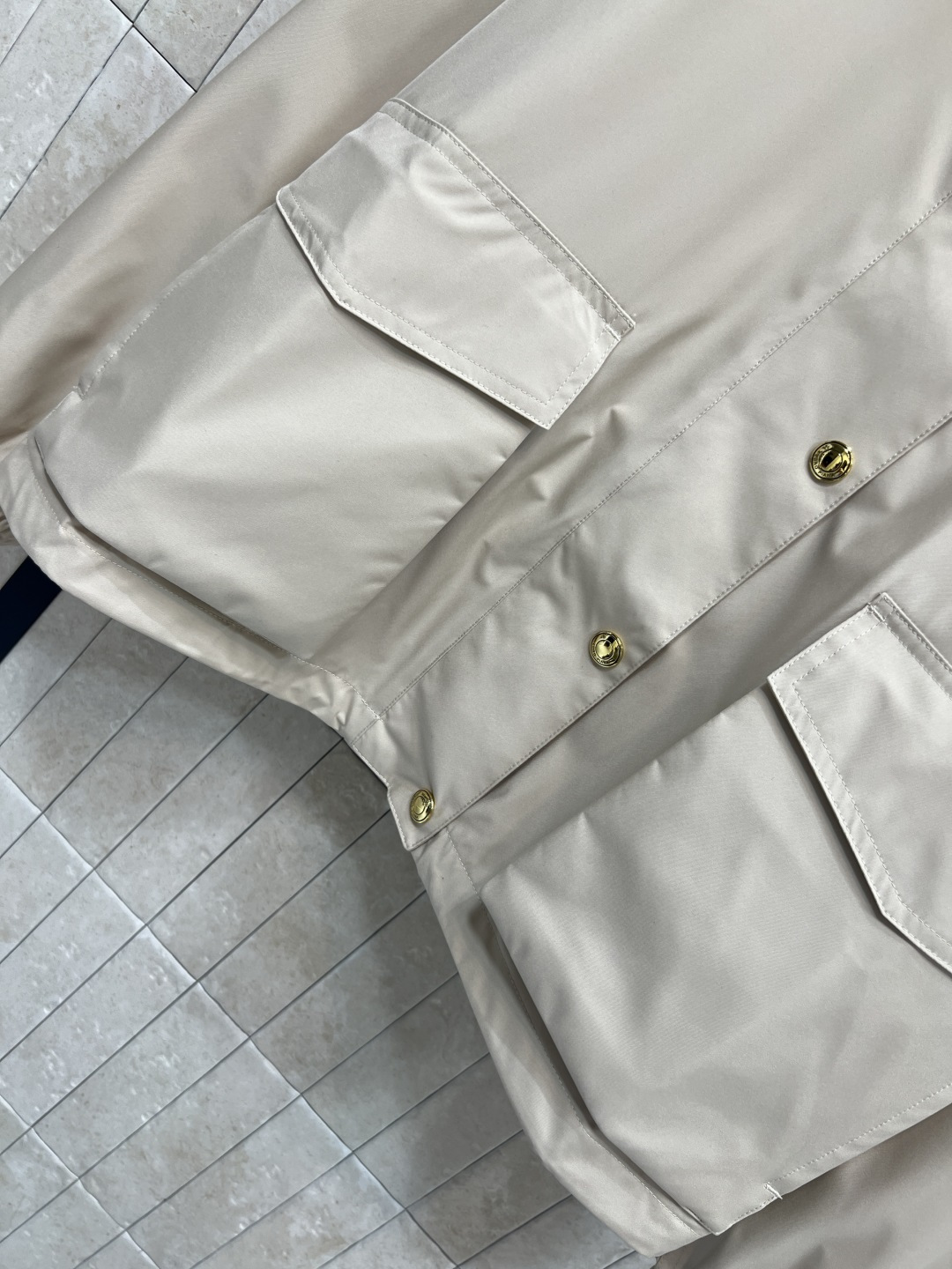 M家 25秋冬新款 浅米色连帽外套 经典品牌图案金色纽扣点缀 低调精致 六颗纽扣+拉链装饰 实用又美观 