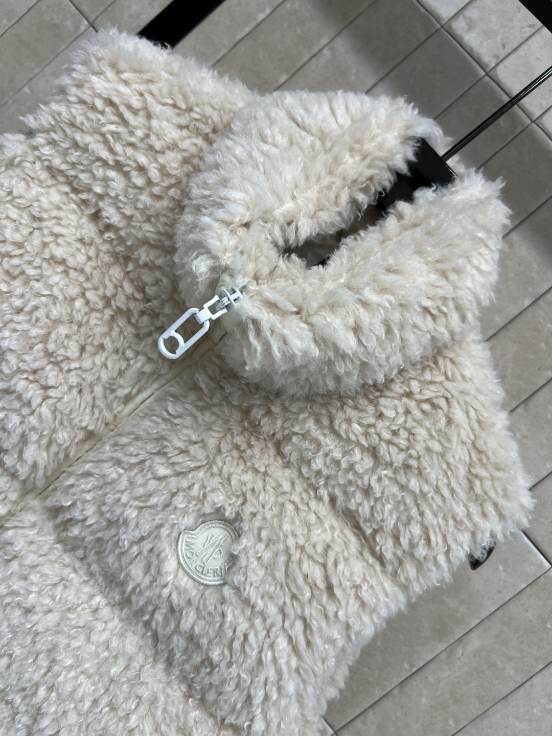 M家 25秋冬新 羊羔毛羽绒马甲 外层仿羊羔绒 柔软又保暖 内里填充高品质羽绒 冬天穿超暖和 立领+双向