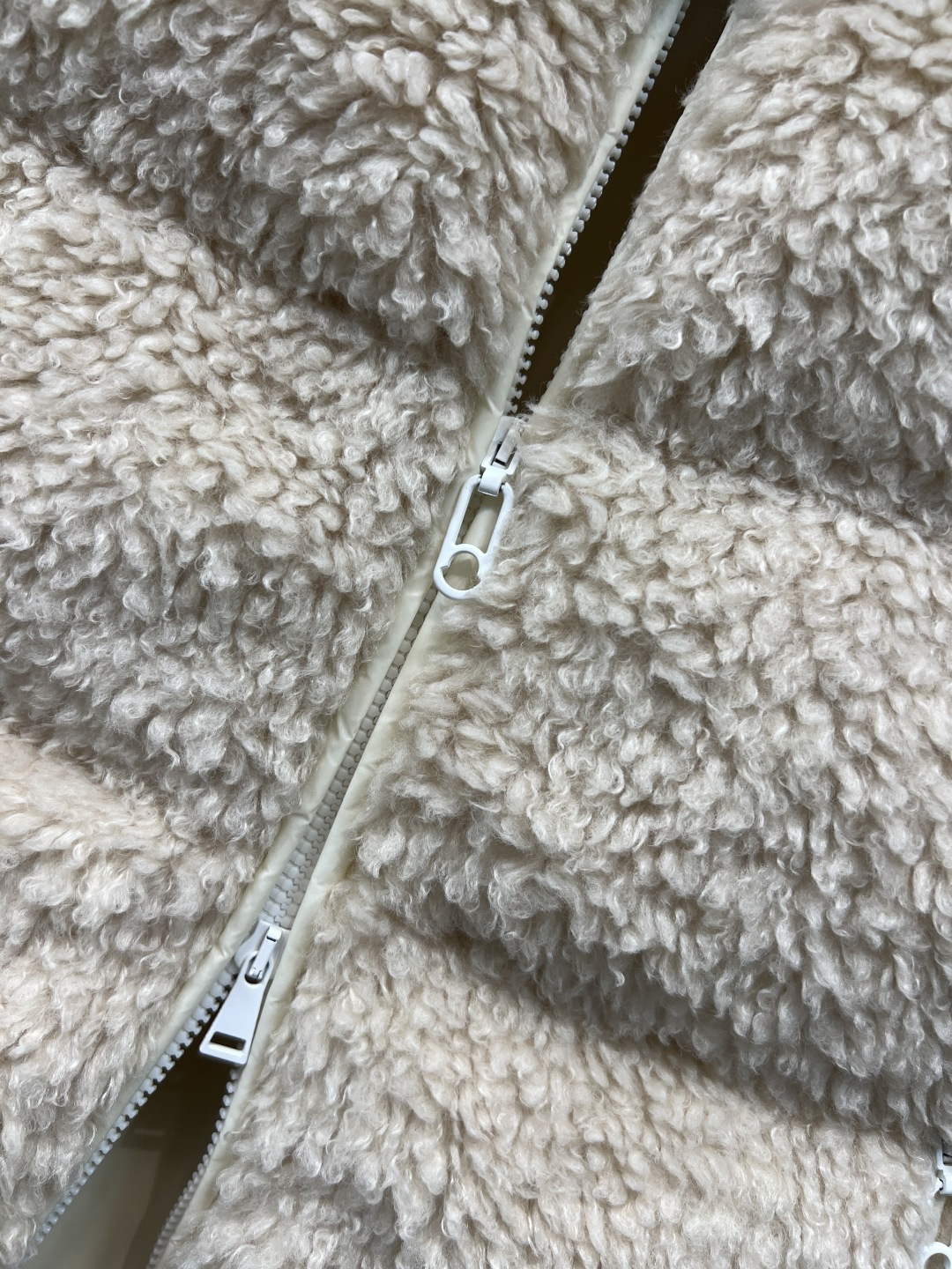 M家 25秋冬新 羊羔毛羽绒马甲 外层仿羊羔绒 柔软又保暖 内里填充高品质羽绒 冬天穿超暖和 立领+双向