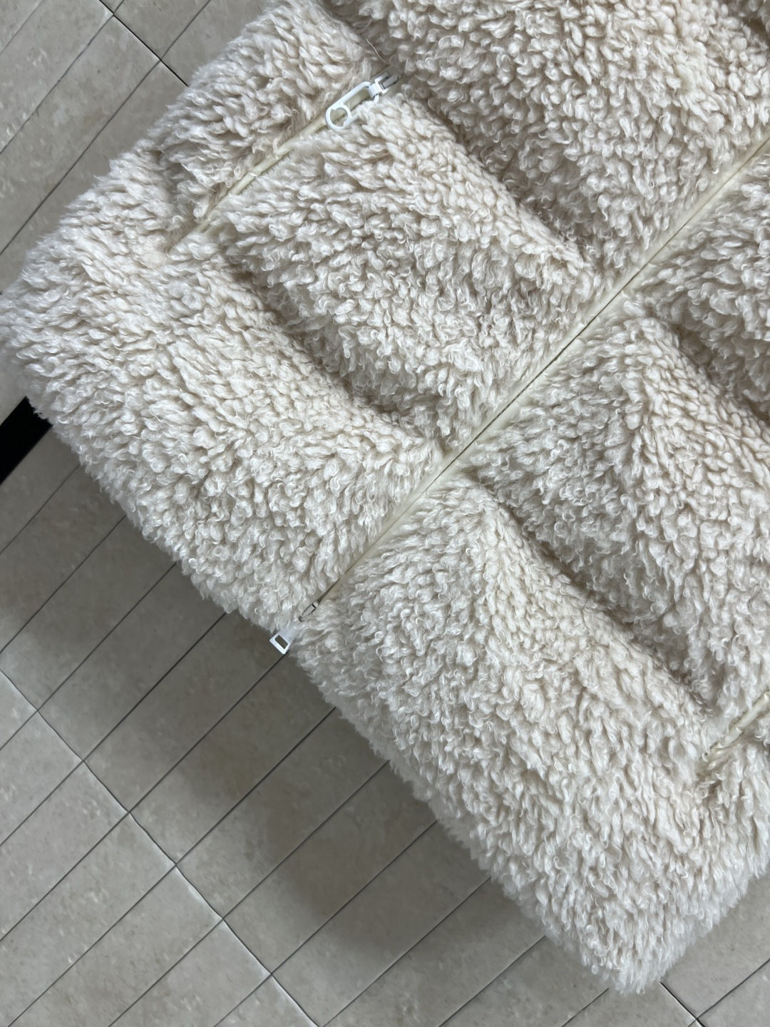 M家 25秋冬新 羊羔毛羽绒马甲 外层仿羊羔绒 柔软又保暖 内里填充高品质羽绒 冬天穿超暖和 立领+双向