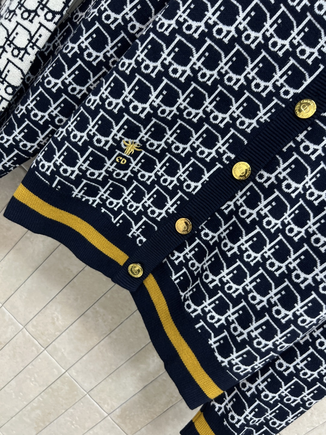 D家 25秋冬新款 D字母提花针织开衫 经典字母提花+V领设计 精致logo纽扣和下摆撞色条纹点缀 高品