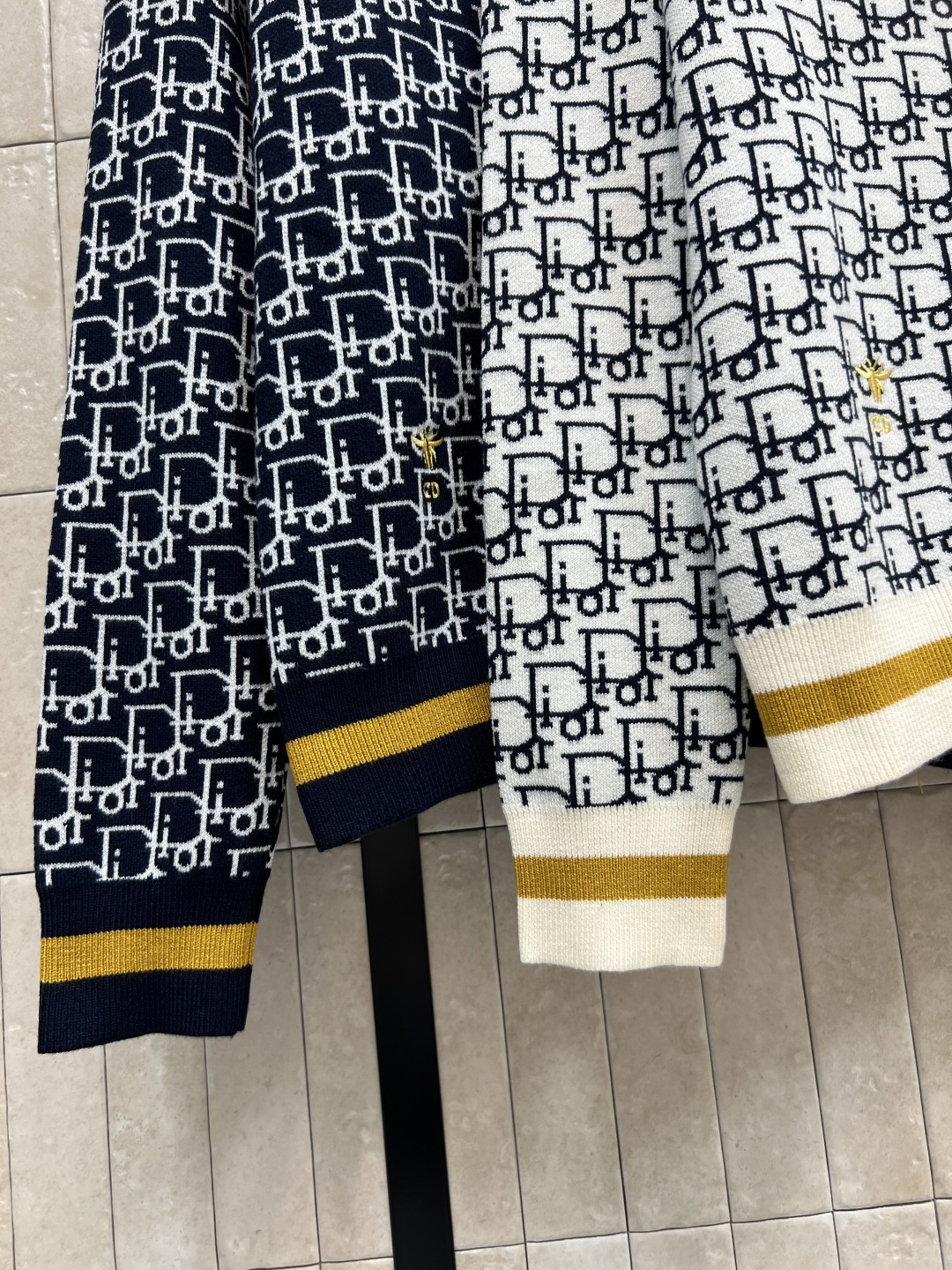 D家 25秋冬新款 D字母提花针织开衫 经典字母提花+V领设计 精致logo纽扣和下摆撞色条纹点缀 高品