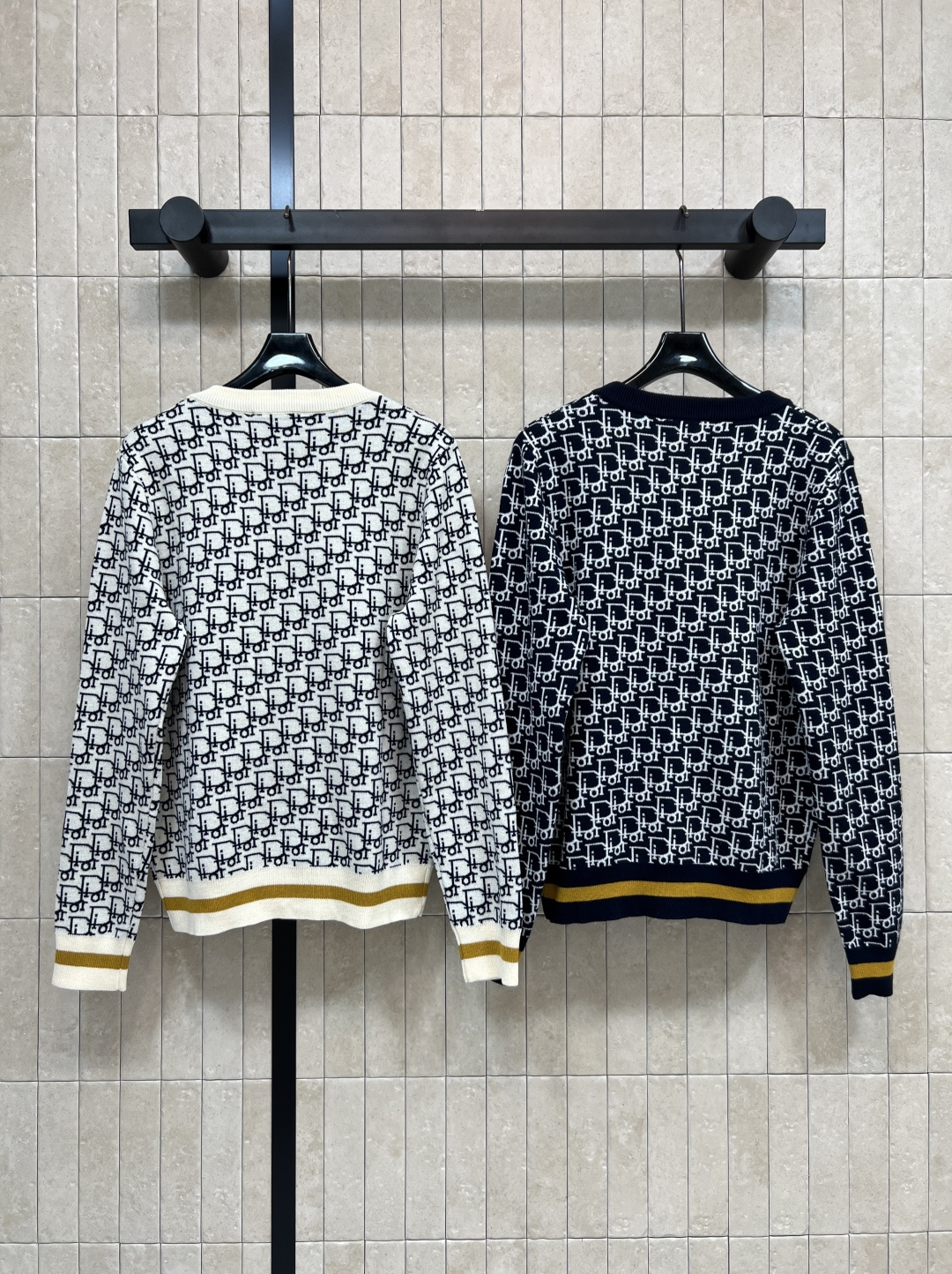 D家 25秋冬新款 D字母提花针织开衫 经典字母提花+V领设计 精致logo纽扣和下摆撞色条纹点缀 高品