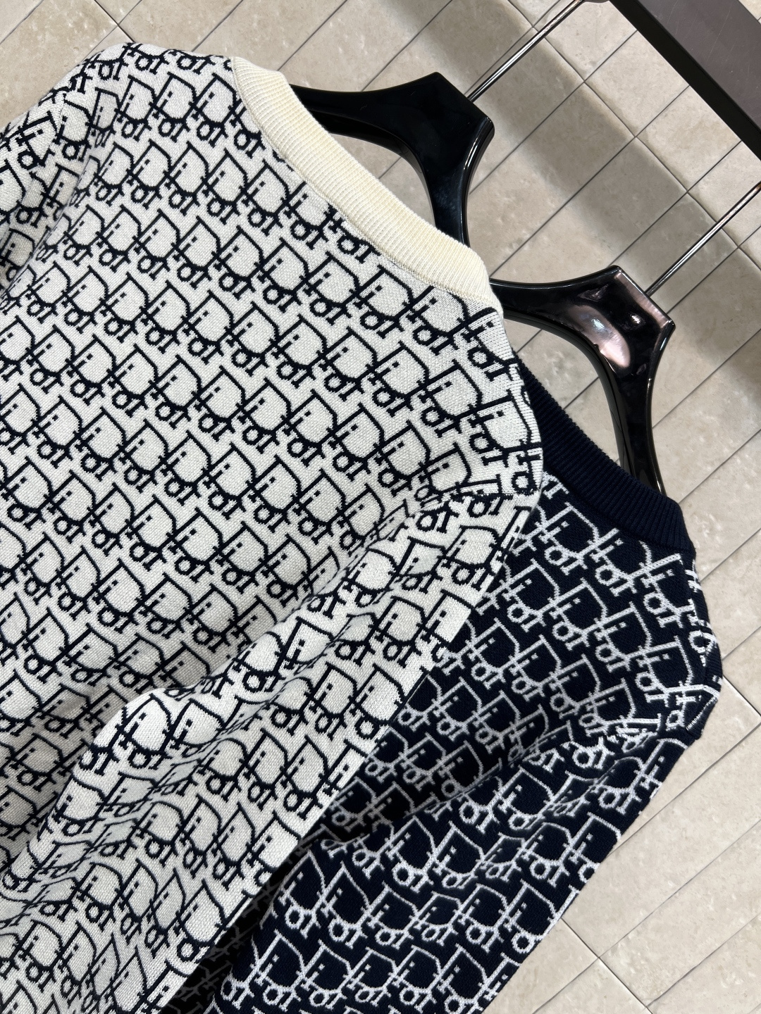 D家 25秋冬新款 D字母提花针织开衫 经典字母提花+V领设计 精致logo纽扣和下摆撞色条纹点缀 高品