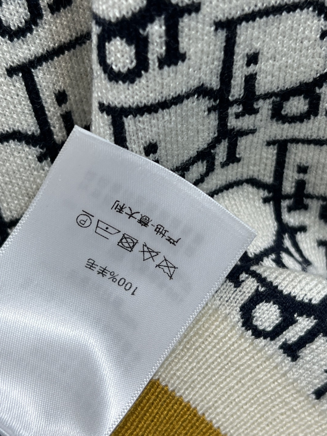 D家 25秋冬新款 D字母提花针织开衫 经典字母提花+V领设计 精致logo纽扣和下摆撞色条纹点缀 高品