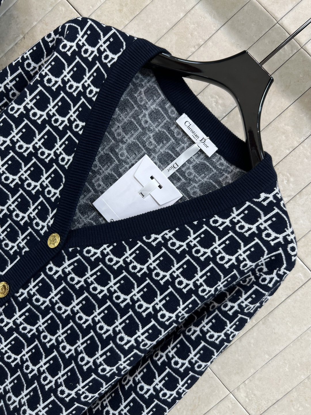 D家 25秋冬新款 D字母提花针织开衫 经典字母提花+V领设计 精致logo纽扣和下摆撞色条纹点缀 高品