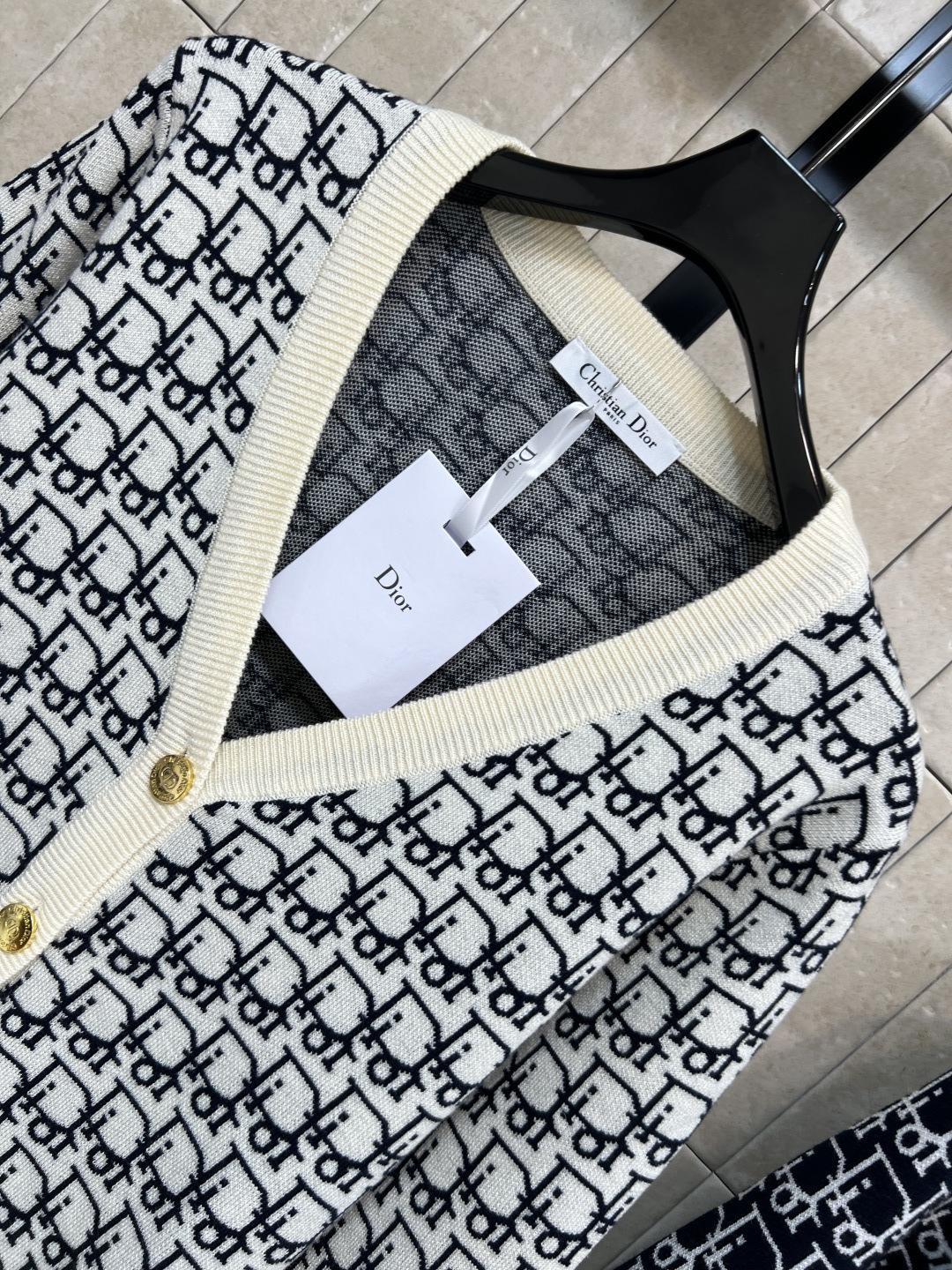 D家 25秋冬新款 D字母提花针织开衫 经典字母提花+V领设计 精致logo纽扣和下摆撞色条纹点缀 高品