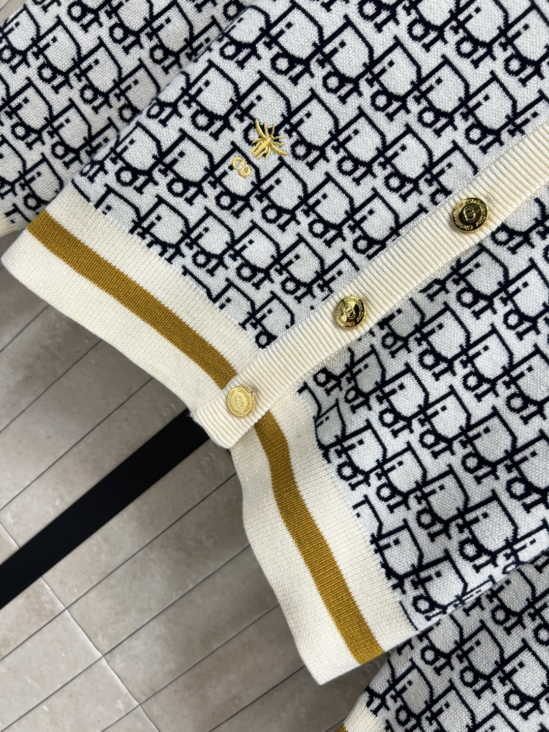 D家 25秋冬新款 D字母提花针织开衫 经典字母提花+V领设计 精致logo纽扣和下摆撞色条纹点缀 高品