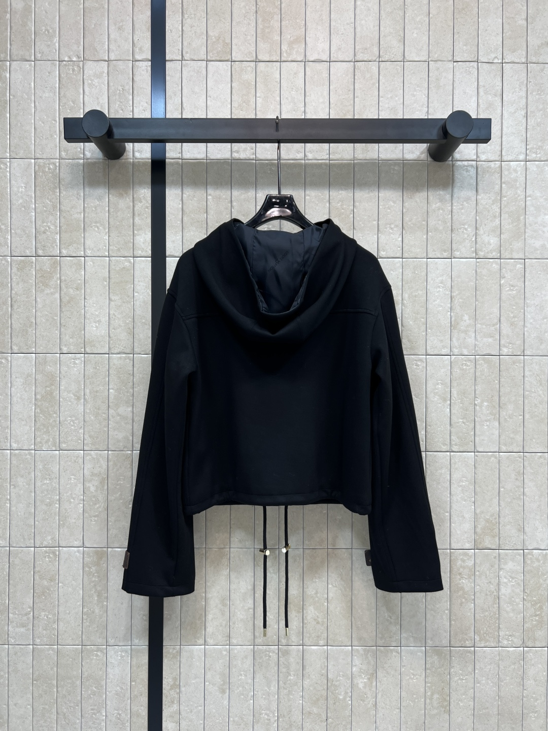 L家 25秋冬新款 黑色连帽外套 金属拉链+经典logo徽标点缀 品牌感满满 宽松版型 袖口Monogr