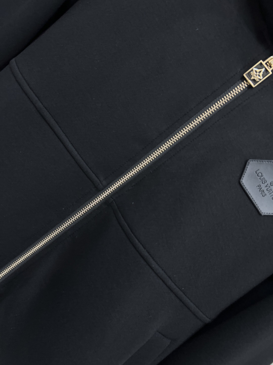 L家 25秋冬新款 黑色连帽外套 金属拉链+经典logo徽标点缀 品牌感满满 宽松版型 袖口Monogr