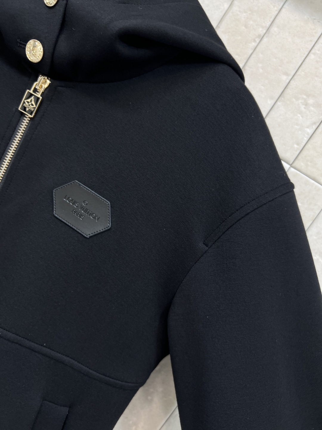 L家 25秋冬新款 黑色连帽外套 金属拉链+经典logo徽标点缀 品牌感满满 宽松版型 袖口Monogr