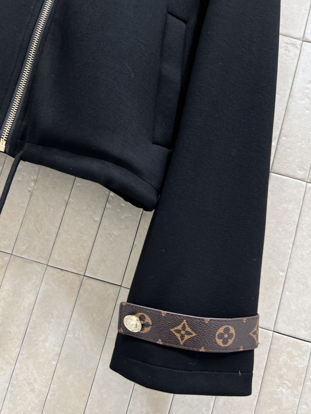 L家 25秋冬新款 黑色连帽外套 金属拉链+经典logo徽标点缀 品牌感满满 宽松版型 袖口Monogr