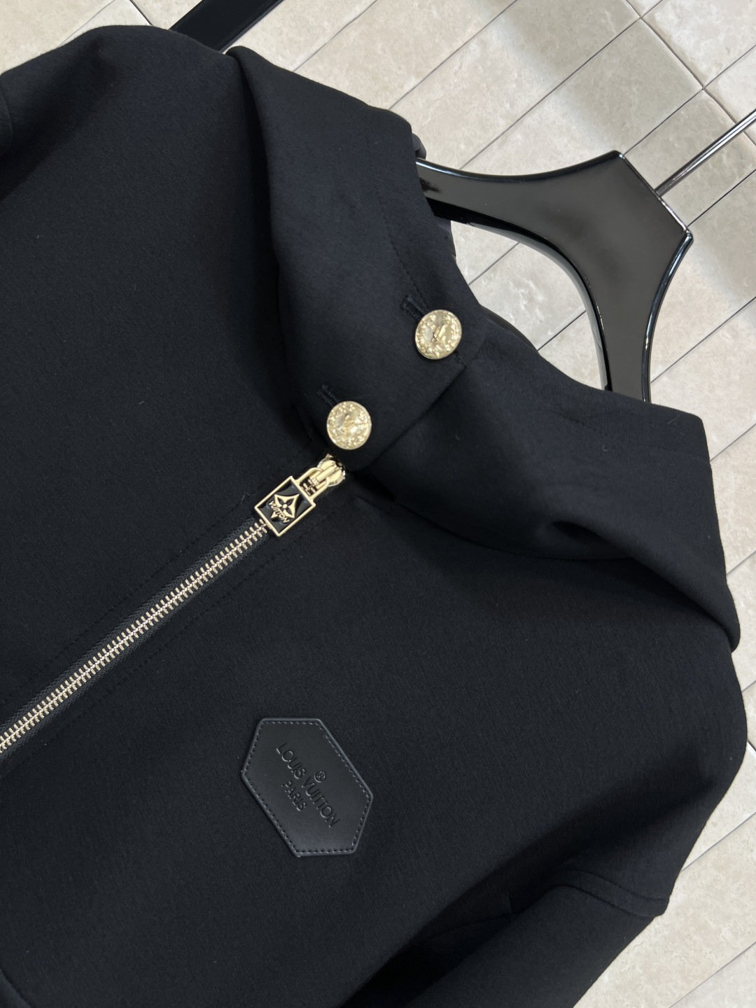 L家 25秋冬新款 黑色连帽外套 金属拉链+经典logo徽标点缀 品牌感满满 宽松版型 袖口Monogr