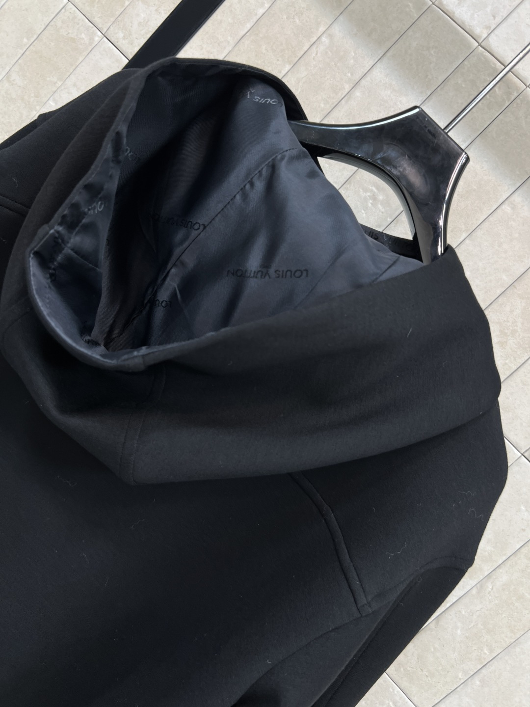 L家 25秋冬新款 黑色连帽外套 金属拉链+经典logo徽标点缀 品牌感满满 宽松版型 袖口Monogr