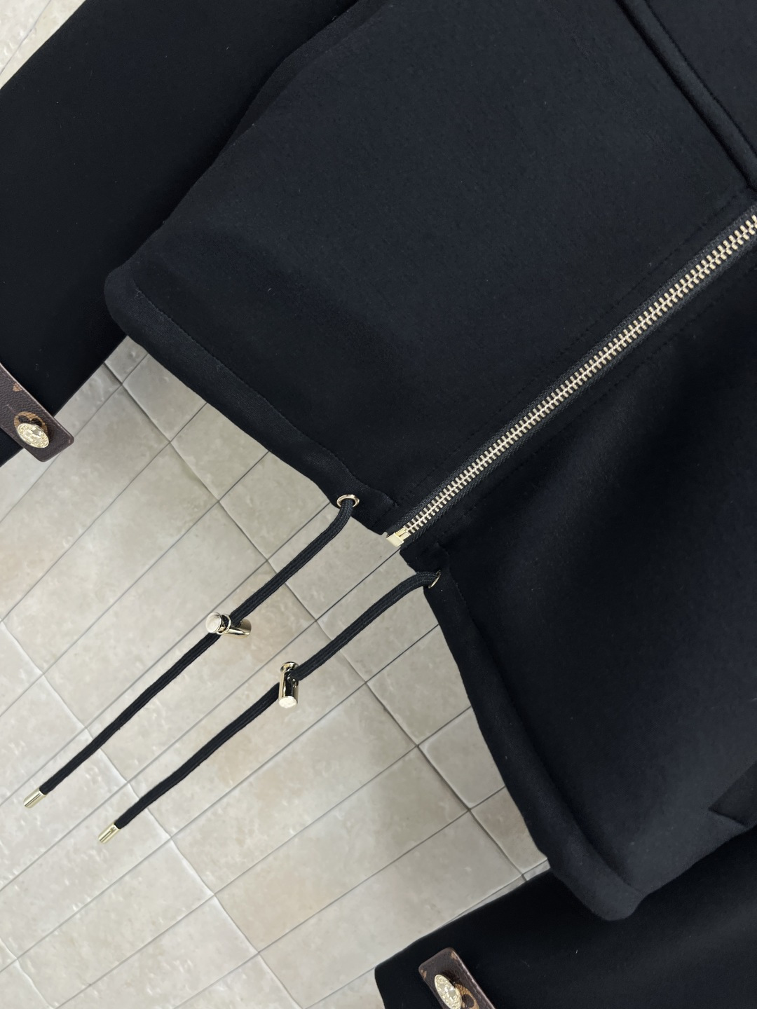 L家 25秋冬新款 黑色连帽外套 金属拉链+经典logo徽标点缀 品牌感满满 宽松版型 袖口Monogr