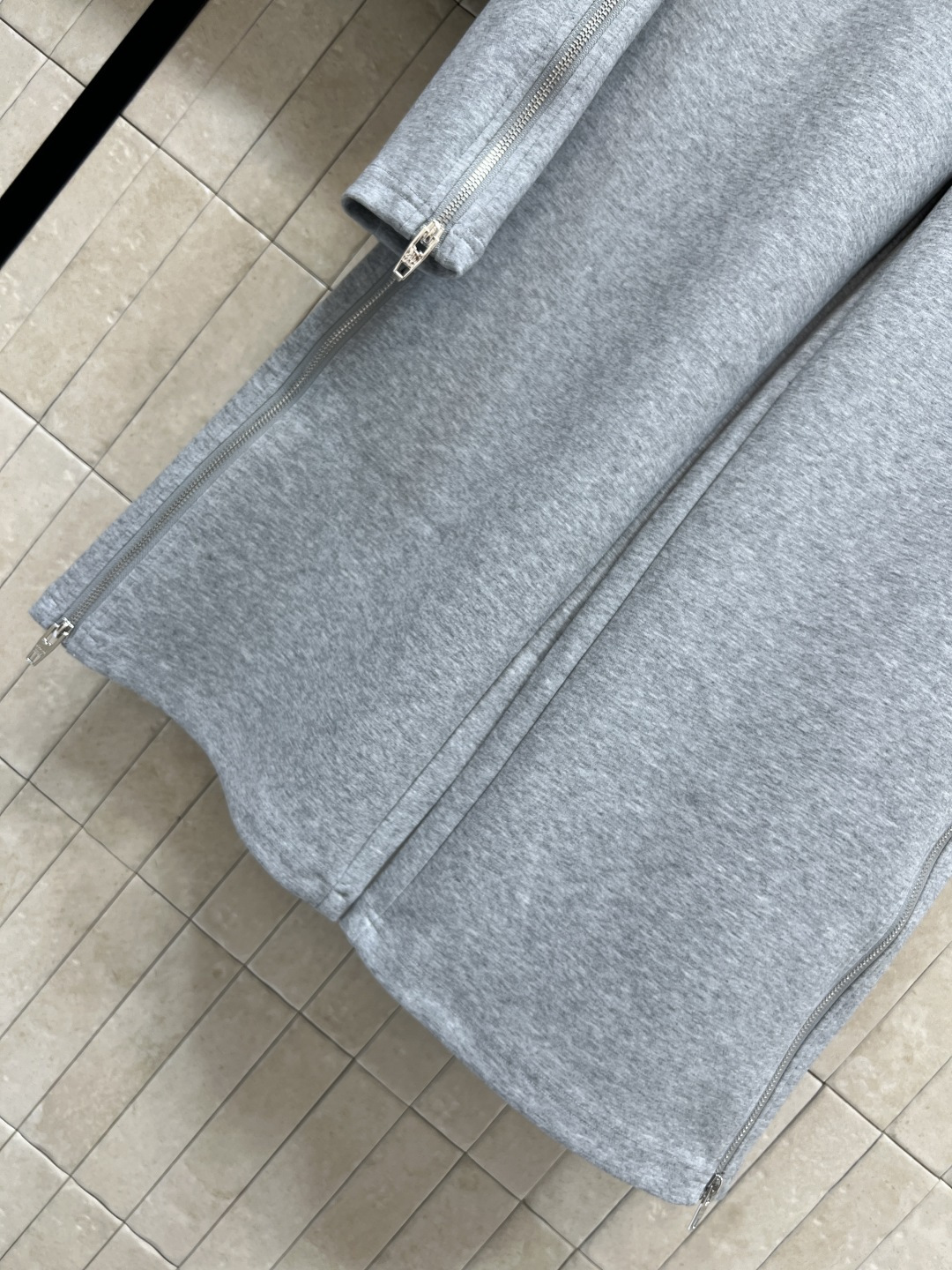 CE家 25秋冬新款 时髦运动套装 短款连帽卫衣+宽松运动裤 卫衣面料柔软亲肤 穿着超舒适！卫衣半拉链设