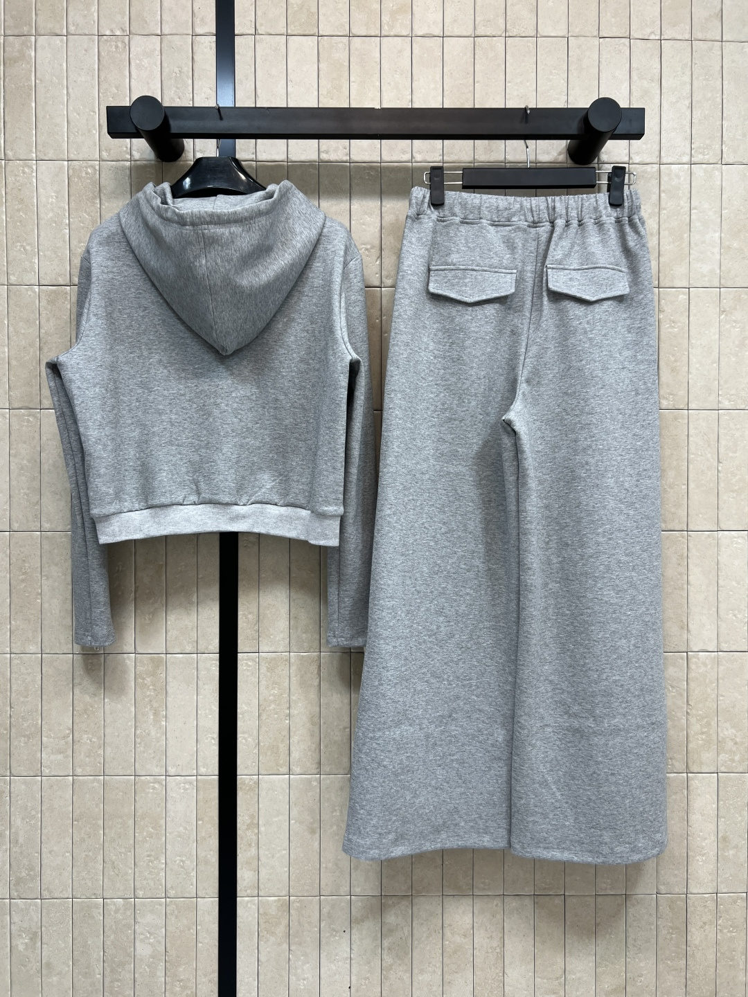 CE家 25秋冬新款 时髦运动套装 短款连帽卫衣+宽松运动裤 卫衣面料柔软亲肤 穿着超舒适！卫衣半拉链设