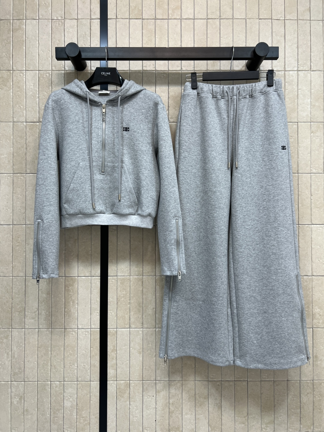 NO:563010,CE Home 25 new autumn and winter fashionable sports suit, short hooded sweatshirt + loose sweatpants. The fabric of the sweatshirt is soft and skin-friendly. It is super comfortable to wear!  The sweatshirt has a half-zip design. The cuffs and trouser leg zippers are adjustable. The details are perfect. The classic color is versatile and high-end. It is suitable for daily leisure or light exercise. The side of the pants is practical and fashionable ~ the overall style is simple. Pair it with sports shoes or casual shoes to easily get a comfortable and fashionable outfit!  Two colors and three sizes, sneakers, hoodie, sweatshirts, hats, alexander wang19860909CE家 25秋冬新款 时髦运动套装 短款连帽卫衣+宽松运动裤 卫衣面料柔软亲肤 穿着超舒适！卫衣半拉链设计 袖口和裤脚拉链可调节 细节满分 经典色系百搭又高级 日常休闲或轻运动都很适合 裤子侧边 实用又时髦~整体简约风 搭配运动鞋或休闲鞋 轻松get舒适时尚穿搭！两色三码,,sneakers,hoodie,sweatshirts,hats,alexander wang,Women's clothing