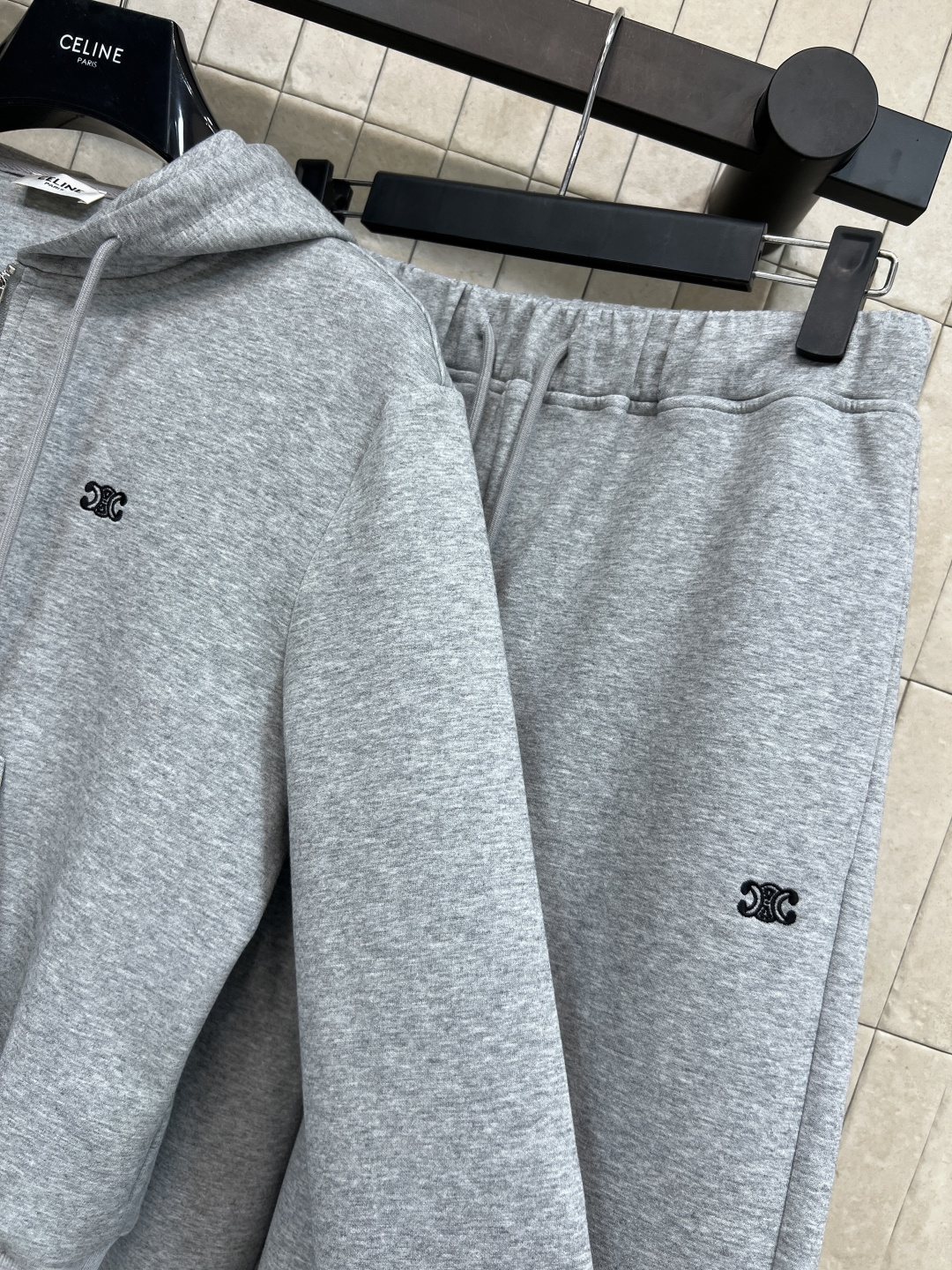 CE家 25秋冬新款 时髦运动套装 短款连帽卫衣+宽松运动裤 卫衣面料柔软亲肤 穿着超舒适！卫衣半拉链设