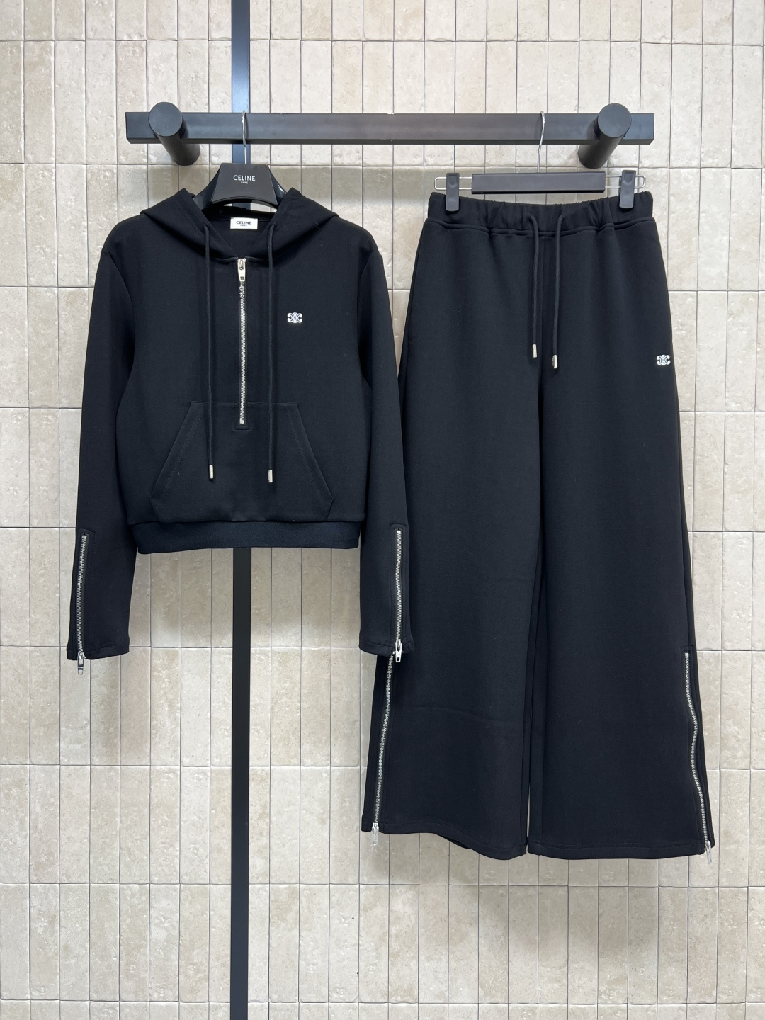 NO:563020,CE Home 25 new autumn and winter fashionable sports suit, short hooded sweatshirt + loose sweatpants. The fabric of the sweatshirt is soft and skin-friendly. It is super comfortable to wear!  The sweatshirt has a half-zip design. The cuffs and trouser leg zippers are adjustable. The details are perfect. The classic color is versatile and high-end. It is suitable for daily leisure or light exercise. The side of the pants is practical and fashionable ~ the overall style is simple. Pair it with sports shoes or casual shoes to easily get a comfortable and fashionable outfit!  Two colors and three sizes, sneakers, hoodie, sweatshirts, hats, alexander wang19860909CE家 25秋冬新款 时髦运动套装 短款连帽卫衣+宽松运动裤 卫衣面料柔软亲肤 穿着超舒适！卫衣半拉链设计 袖口和裤脚拉链可调节 细节满分 经典色系百搭又高级 日常休闲或轻运动都很适合 裤子侧边 实用又时髦~整体简约风 搭配运动鞋或休闲鞋 轻松get舒适时尚穿搭！两色三码,,sneakers,hoodie,sweatshirts,hats,alexander wang,Women's clothing