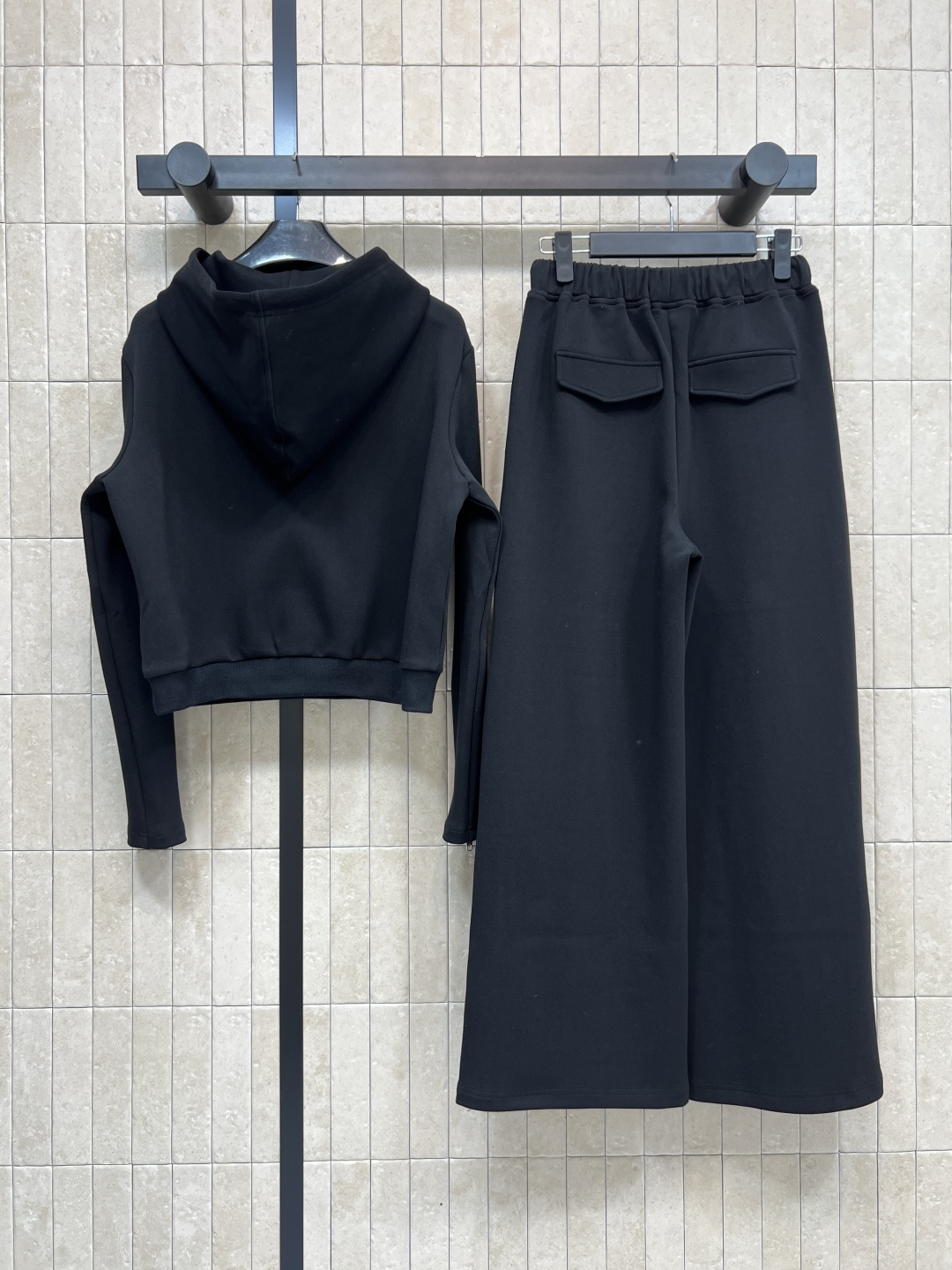 CE家 25秋冬新款 时髦运动套装 短款连帽卫衣+宽松运动裤 卫衣面料柔软亲肤 穿着超舒适！卫衣半拉链设