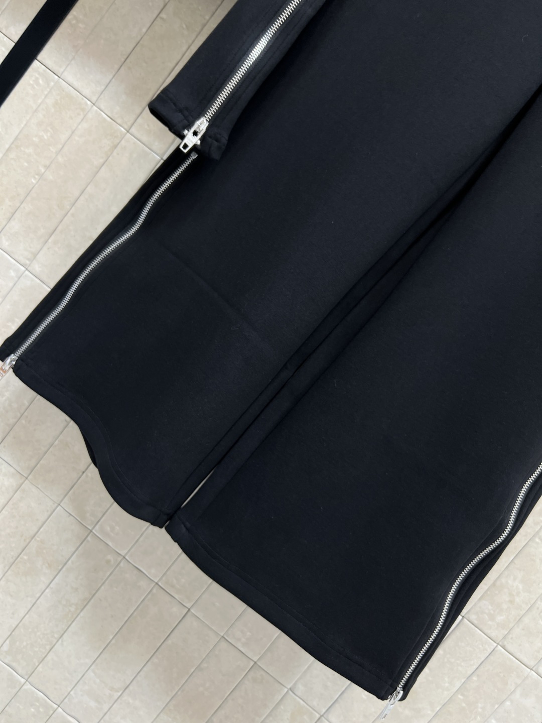 CE家 25秋冬新款 时髦运动套装 短款连帽卫衣+宽松运动裤 卫衣面料柔软亲肤 穿着超舒适！卫衣半拉链设