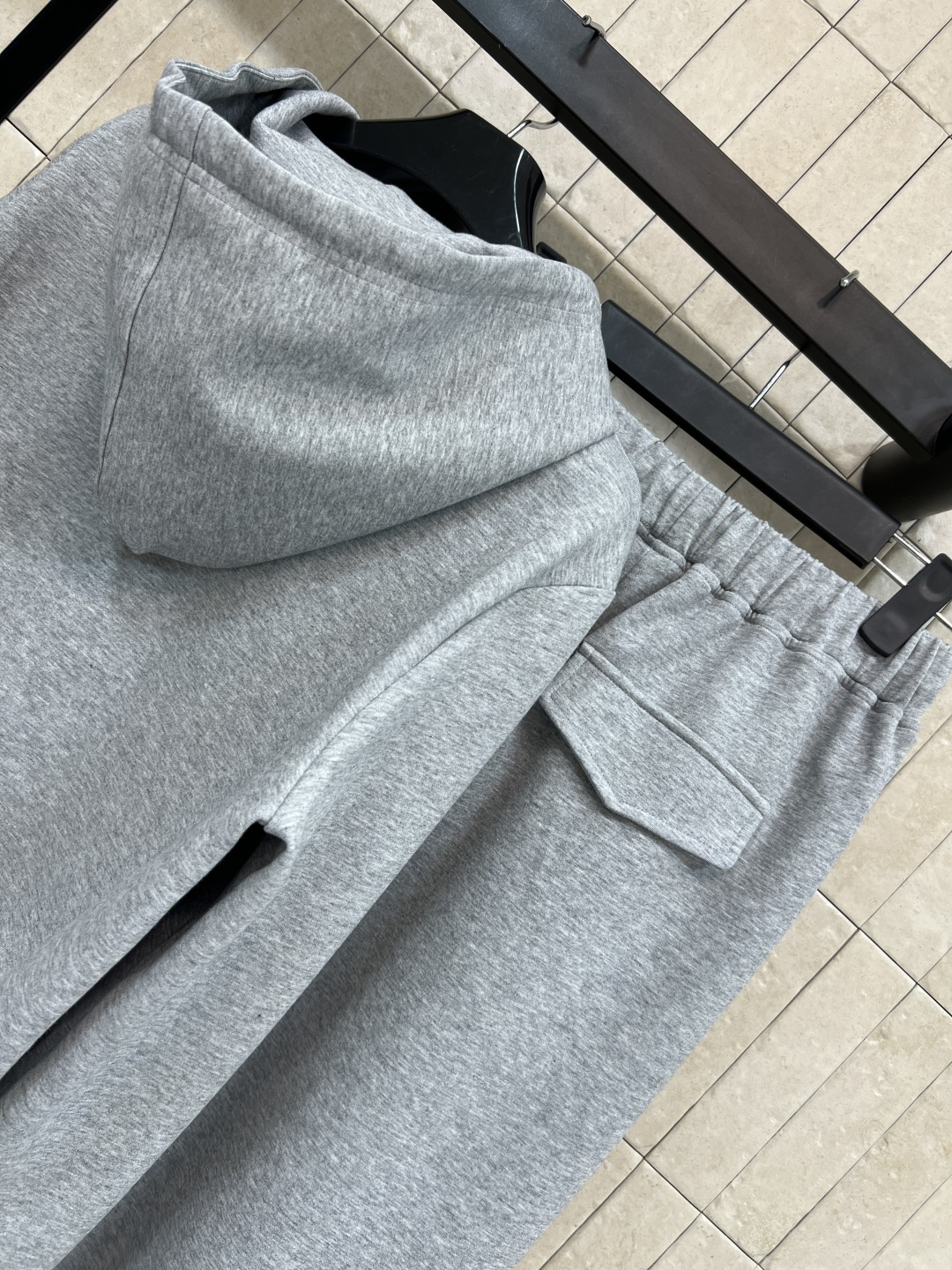 CE家 25秋冬新款 时髦运动套装 短款连帽卫衣+宽松运动裤 卫衣面料柔软亲肤 穿着超舒适！卫衣半拉链设