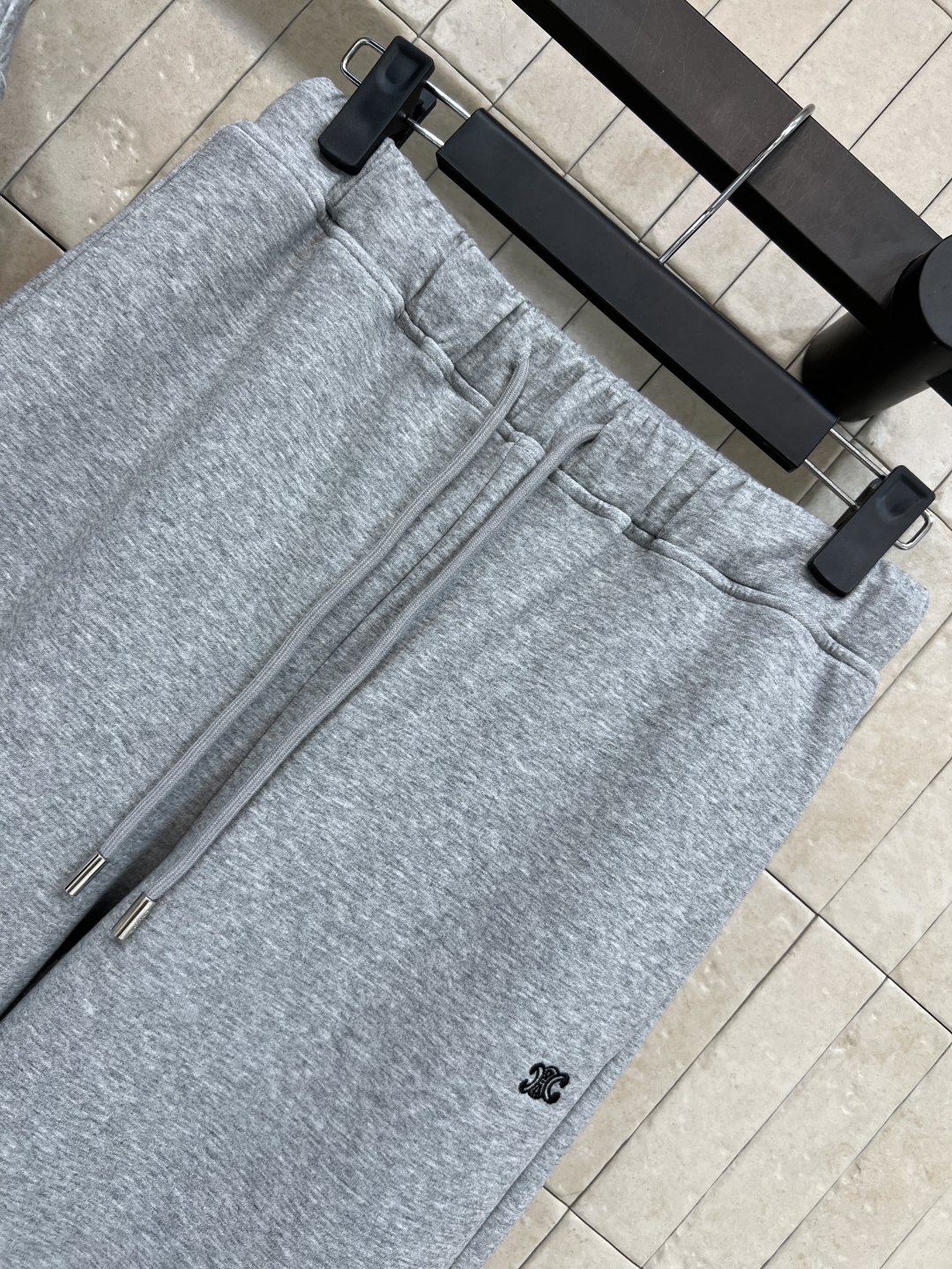 CE家 25秋冬新款 时髦运动套装 短款连帽卫衣+宽松运动裤 卫衣面料柔软亲肤 穿着超舒适！卫衣半拉链设