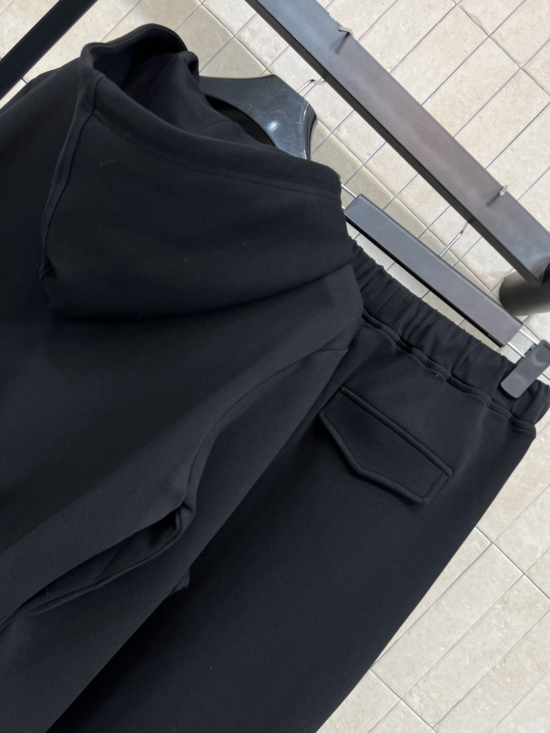 CE家 25秋冬新款 时髦运动套装 短款连帽卫衣+宽松运动裤 卫衣面料柔软亲肤 穿着超舒适！卫衣半拉链设