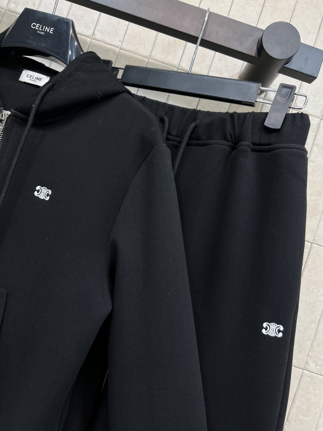 CE家 25秋冬新款 时髦运动套装 短款连帽卫衣+宽松运动裤 卫衣面料柔软亲肤 穿着超舒适！卫衣半拉链设