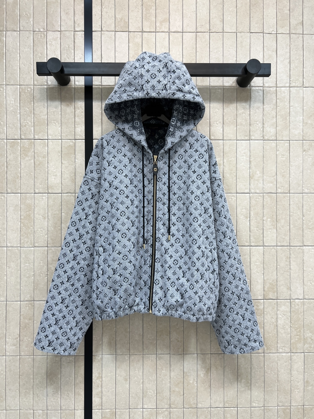 NO:562992,L's new autumn and winter 25 presbyopia jacquard hooded jacket with classic Monogram pattern is low-key and high-end!  High-quality jacquard fabric, soft and textured, very suitable for autumn and winter wear. Hooded + zipper design, windproof and practical. Paired with the same series of trousers, you can easily control one color and three sizes for casual or commuting. SML,, louis vuitton, jackets & coats, hats, alexander wang19860909L家 25秋冬新款 老花提花连帽外套 经典Monogram图案低调又高级！高品质提花面料 柔软有质感 秋冬穿超合适本 连帽+拉链设计 防风又实用 搭配同系列长裤休闲or通勤都能轻松驾驭一色三码 SML,,louis vuitton,jackets & coats,hats,alexander wang,Women's clothing