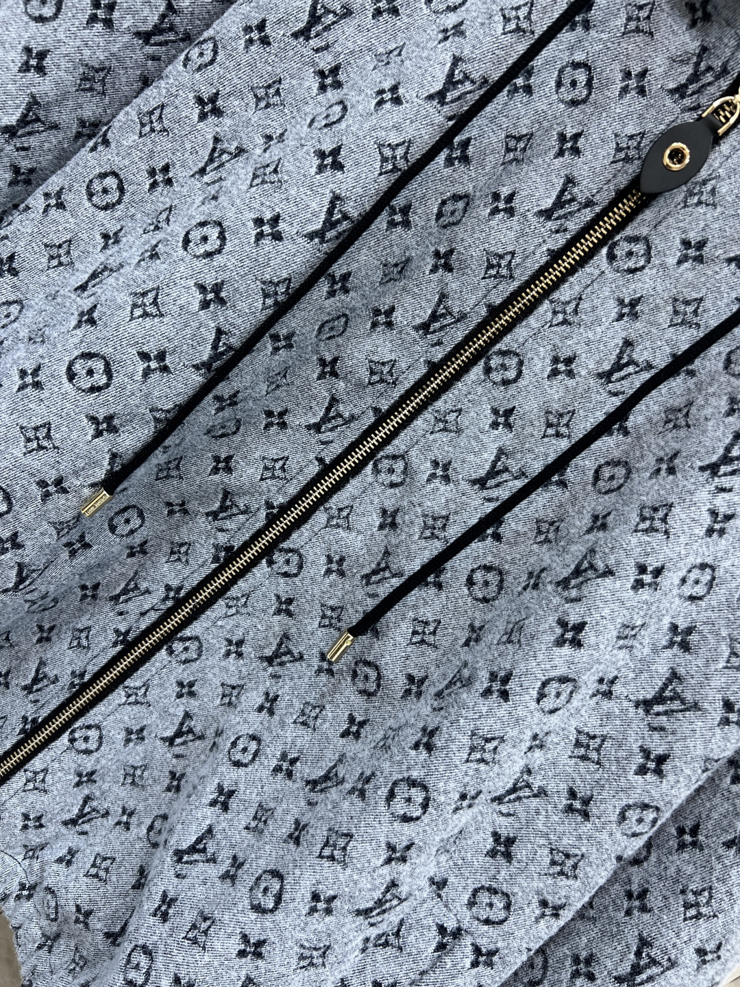 L家 25秋冬新款 老花提花连帽外套 经典Monogram图案低调又高级！高品质提花面料 柔软有质感 秋