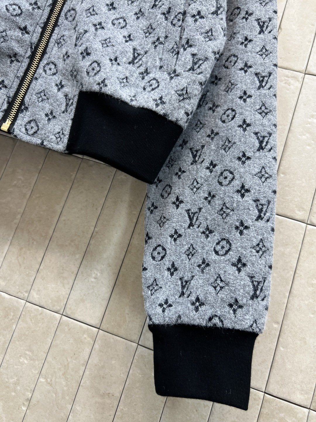 L家 25秋冬新款 老花满印短款夹克 经典Monogram老花+针织领 细节满分！短款剪裁+黑色拼接袖口