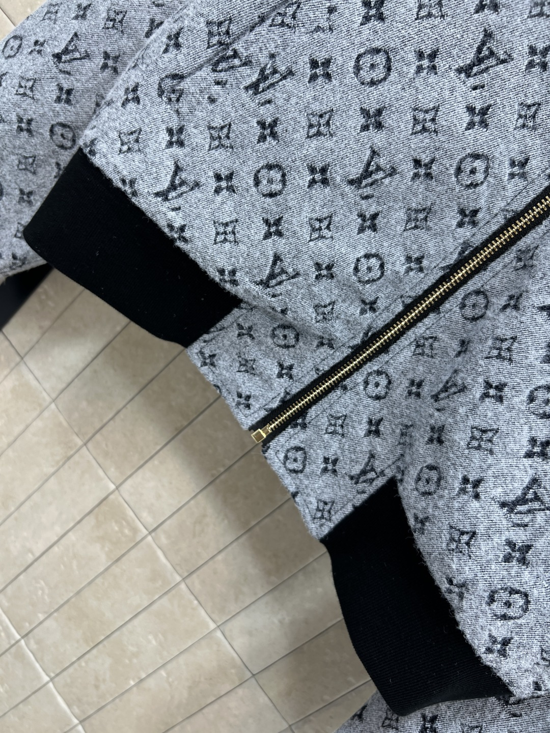 L家 25秋冬新款 老花满印短款夹克 经典Monogram老花+针织领 细节满分！短款剪裁+黑色拼接袖口