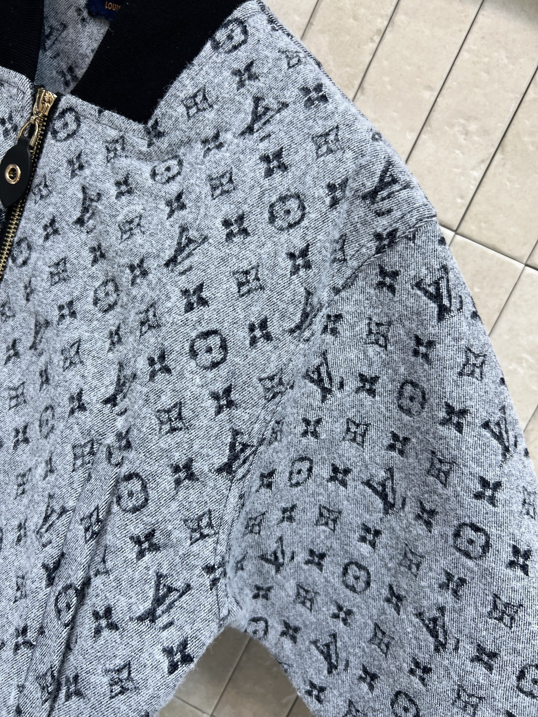 L家 25秋冬新款 老花满印短款夹克 经典Monogram老花+针织领 细节满分！短款剪裁+黑色拼接袖口