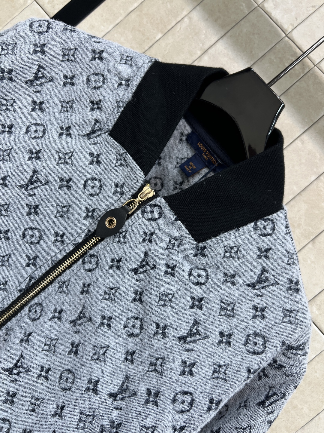 L家 25秋冬新款 老花满印短款夹克 经典Monogram老花+针织领 细节满分！短款剪裁+黑色拼接袖口