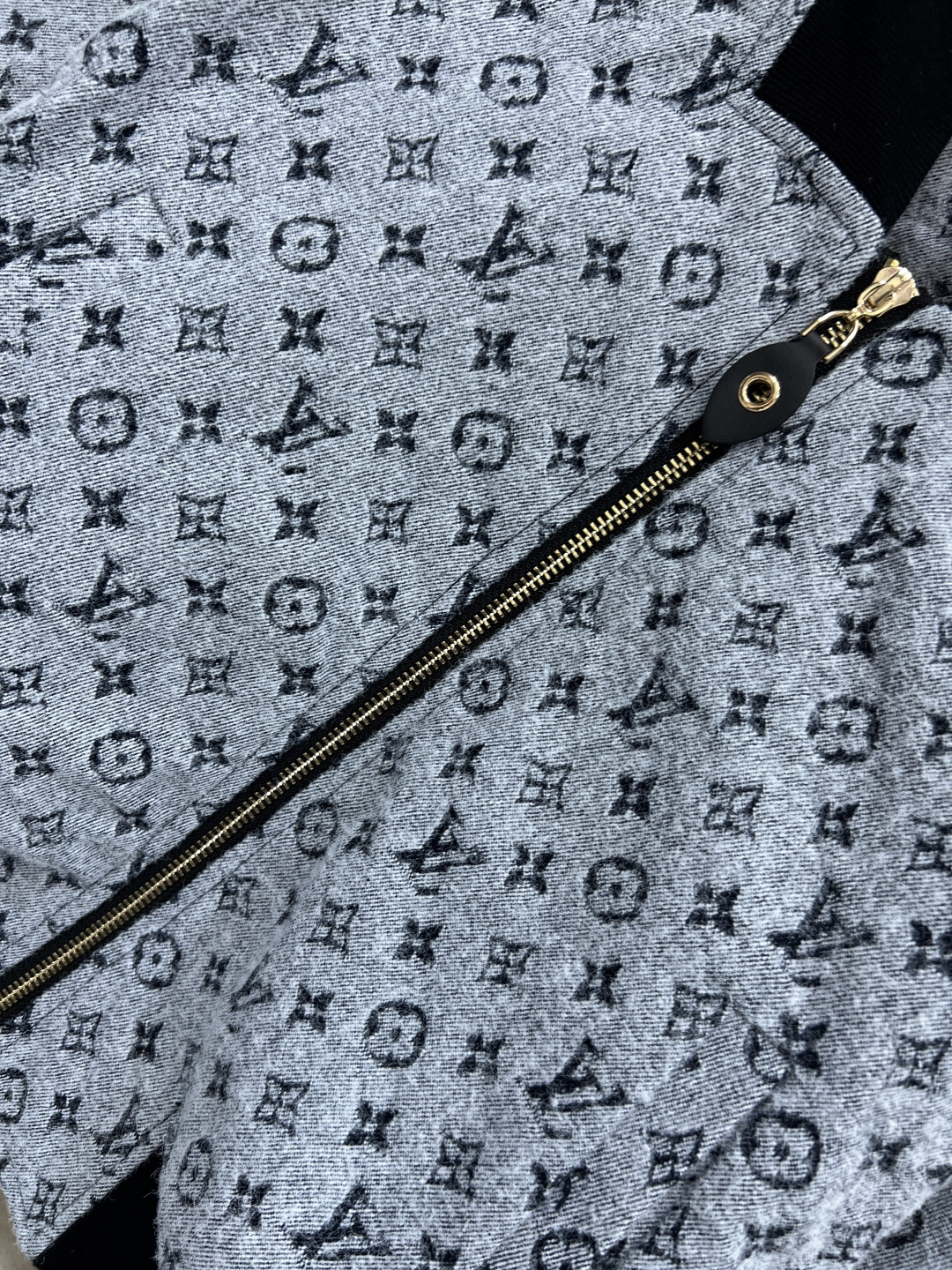 L家 25秋冬新款 老花满印短款夹克 经典Monogram老花+针织领 细节满分！短款剪裁+黑色拼接袖口