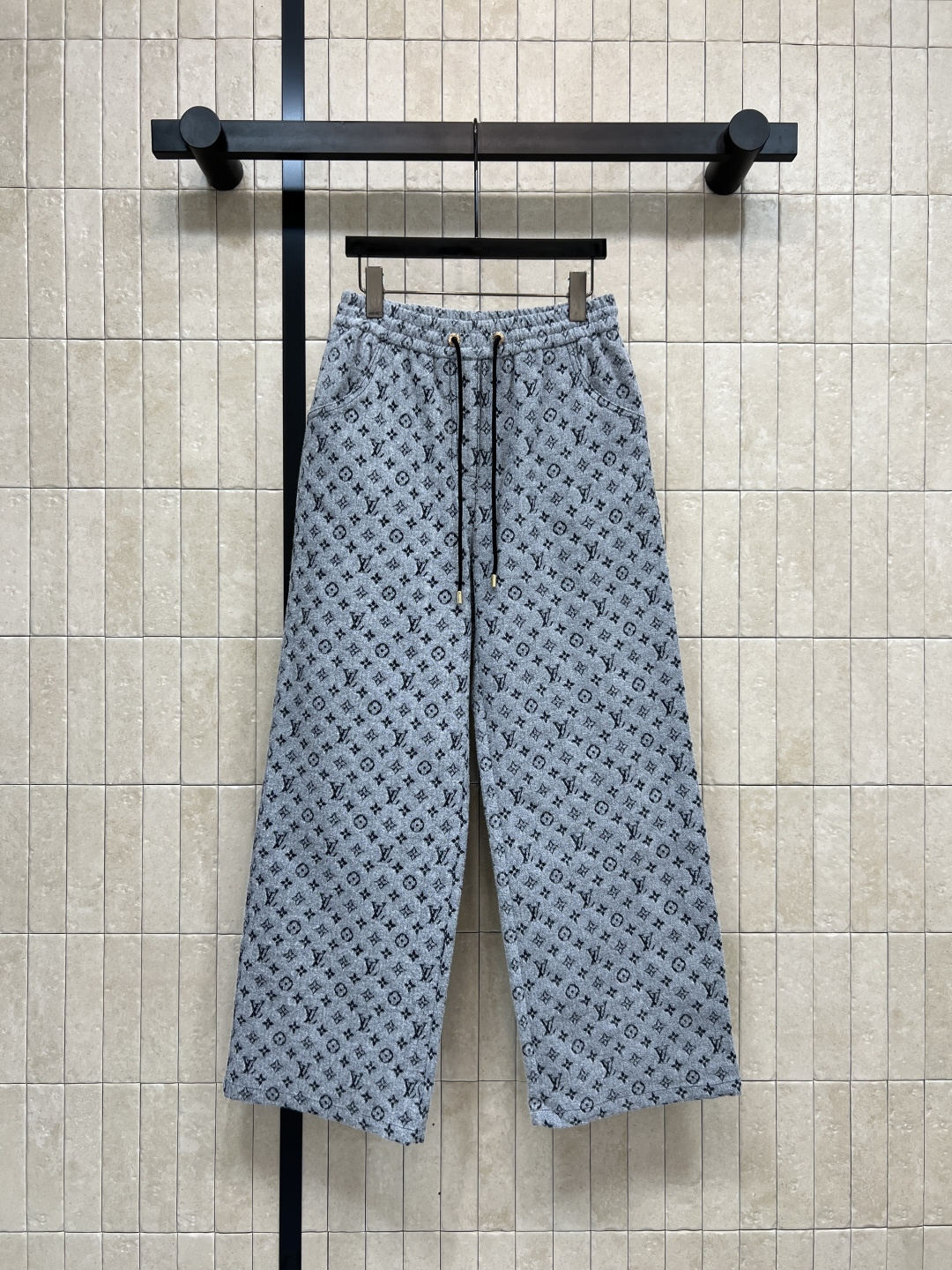 L家 25秋冬新款 老花提花阔腿休闲裤 经典老花图案+柔软面料 低调奢华感满满 宽松直筒版型 抽绳腰头 