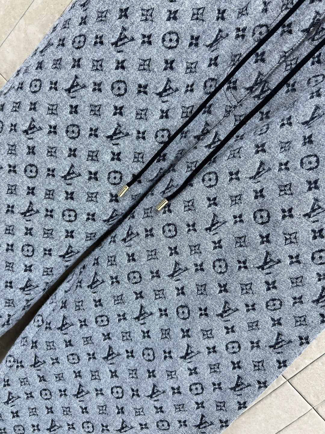 L家 25秋冬新款 老花提花阔腿休闲裤 经典老花图案+柔软面料 低调奢华感满满 宽松直筒版型 抽绳腰头 