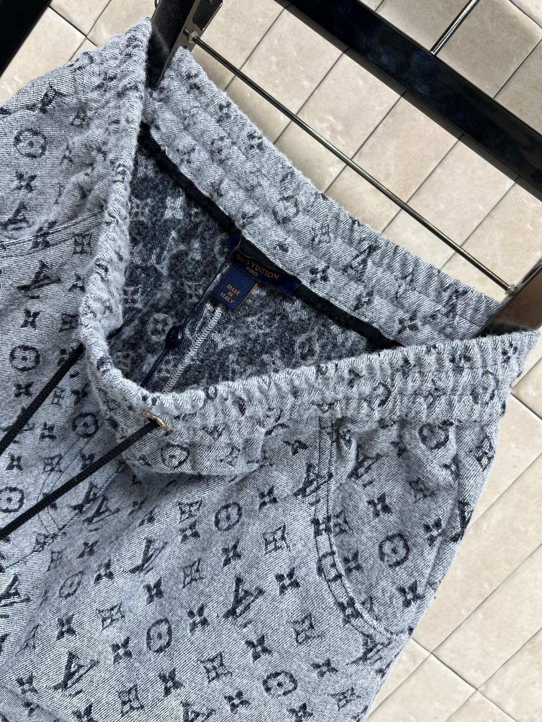 L家 25秋冬新款 老花提花阔腿休闲裤 经典老花图案+柔软面料 低调奢华感满满 宽松直筒版型 抽绳腰头 