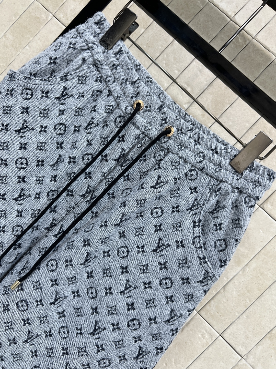 L家 25秋冬新款 老花提花阔腿休闲裤 经典老花图案+柔软面料 低调奢华感满满 宽松直筒版型 抽绳腰头 