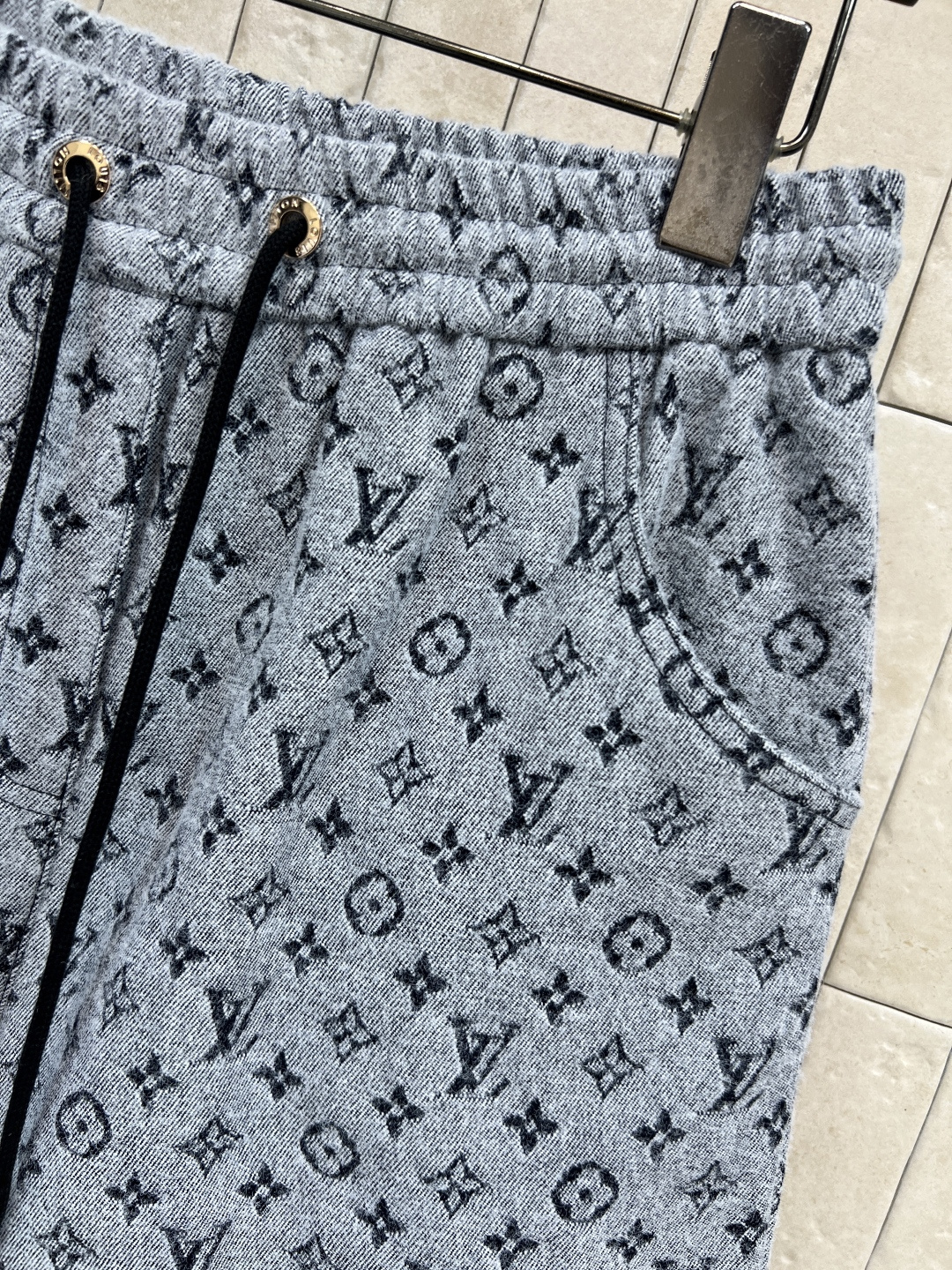 L家 25秋冬新款 老花提花阔腿休闲裤 经典老花图案+柔软面料 低调奢华感满满 宽松直筒版型 抽绳腰头 