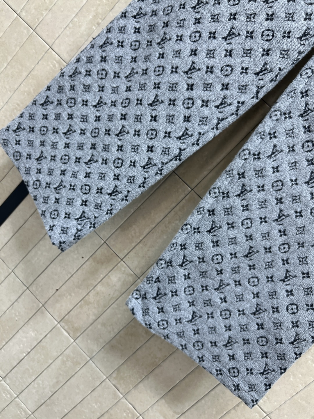 L家 25秋冬新款 老花提花阔腿休闲裤 经典老花图案+柔软面料 低调奢华感满满 宽松直筒版型 抽绳腰头 